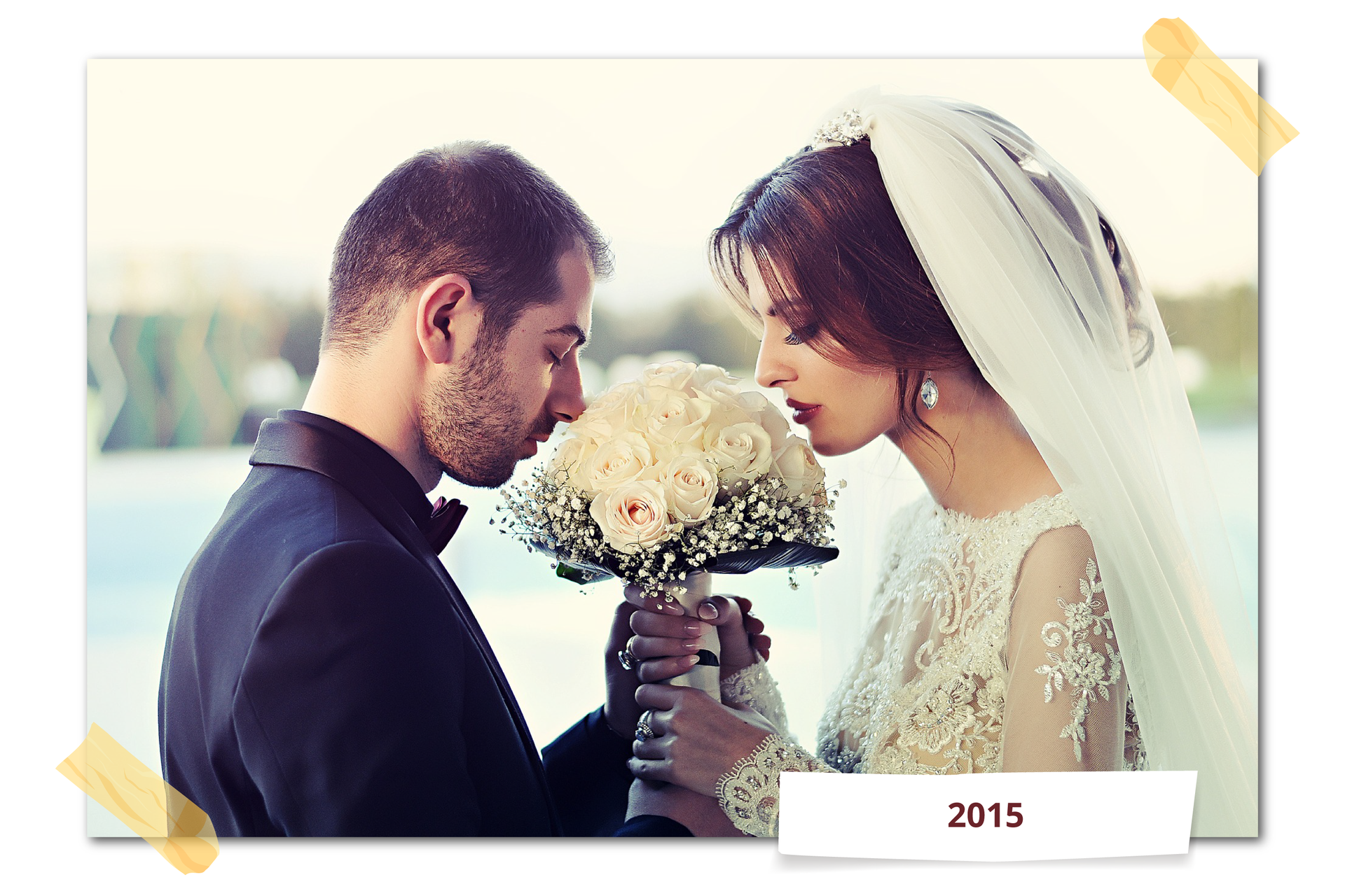 Ilustracja przedstawia młodą parę z profilu pochyloną nad bukietem kwiatów. Rok: 2015.
 