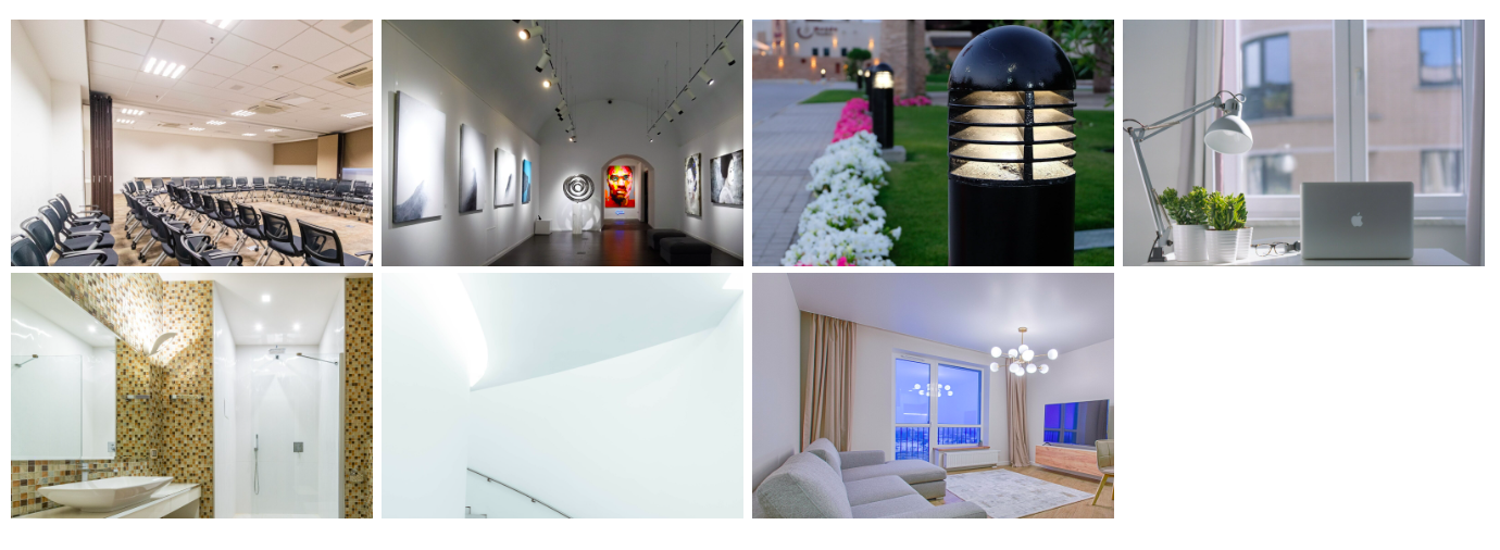 Galeria zdjęć widziana w trybie katalogu. Na ilustracji widocznych jest siedem zdjęć. Cztery wyżej przedstawiają pomieszczenie z wieloma pustymi rzędami krzeseł ułożonych w okrąg, korytarz z artystycznymi obrazami zamieszczonych na ścianach, lampę ogrodową, biurko z laptopem i lampą oraz oknem w tle. Oraz trzy ilustracje poniżej wykonane w łazience, na korytarzu oraz w salonie mieszkania.