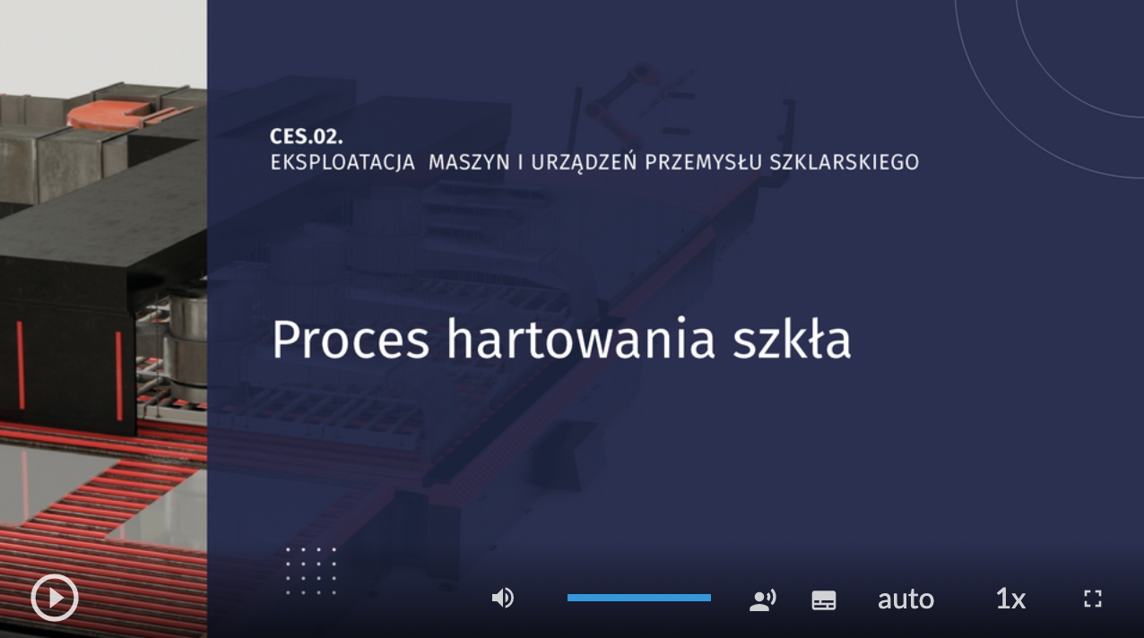 Sekwencje filmowe Przykładowy widok odtwarzacza filmu. Na zrzucie ekranu zdjęcie maszyny w hali. Urządzenie ma taśmę zbudowaną z rolek. Na rolkach znajdują się dwie kwadratowe tafle szkła. Tytuł filmu: CES 02 Eksploatacja maszyn i urządzeń przemysłu szklarskiego. Proces hartowania szkła. W dolnej części pasek nawigacyjny z opcjami uruchomienia filmu, zmiany głośności, uruchomienia audiodeskrypcji, włączenia napisów, ustawienia jakości odtwarzanego filmu i wyświetlenia na pełnym ekranie.