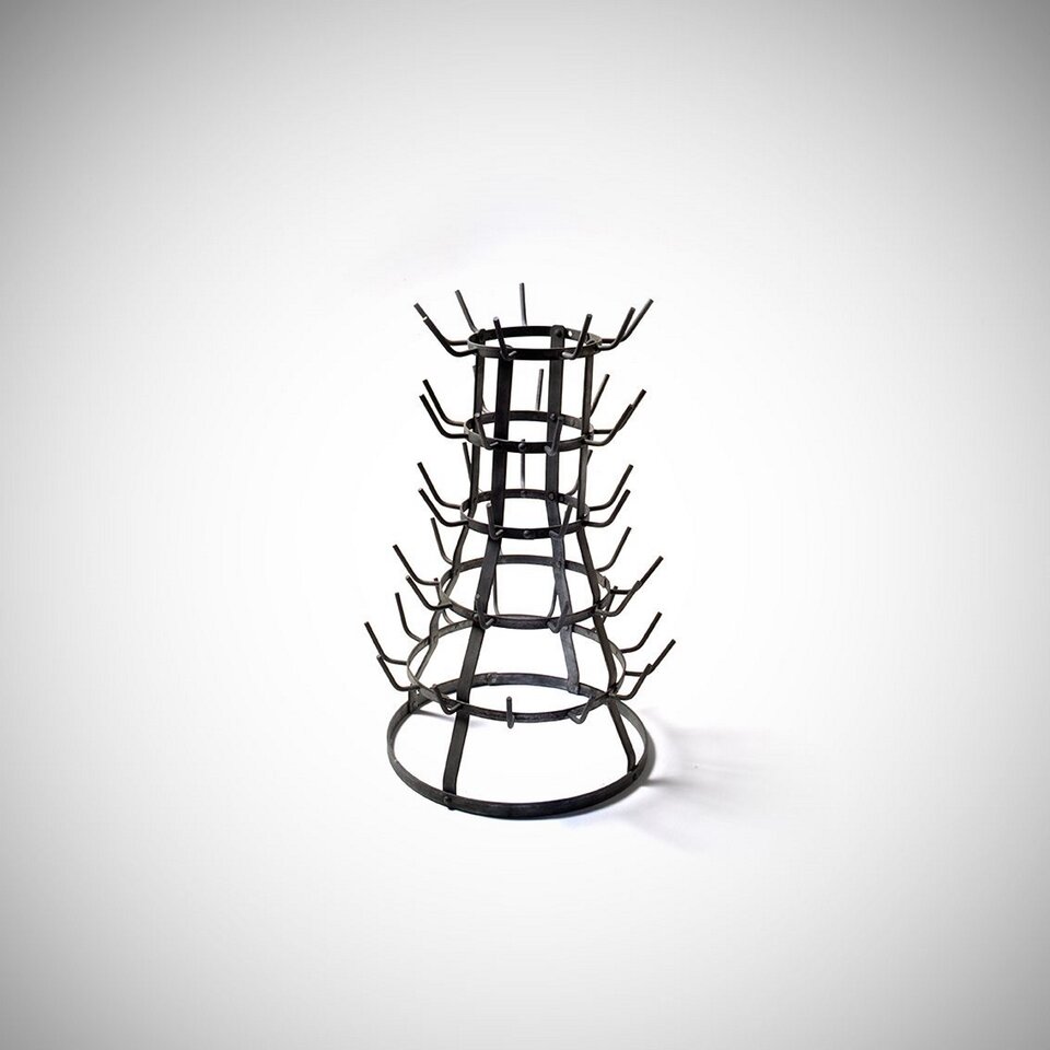 Ilustracja przedstawia pracę Marcela Duchampa pt. „Suszarka do butelek”. Dzieło powstało w 1914 roku. Autorem dzieła był francuski malarz kojarzony z nurtem dadaizmu. Na ilustracji znajduje się metalowa suszarka na butelki.