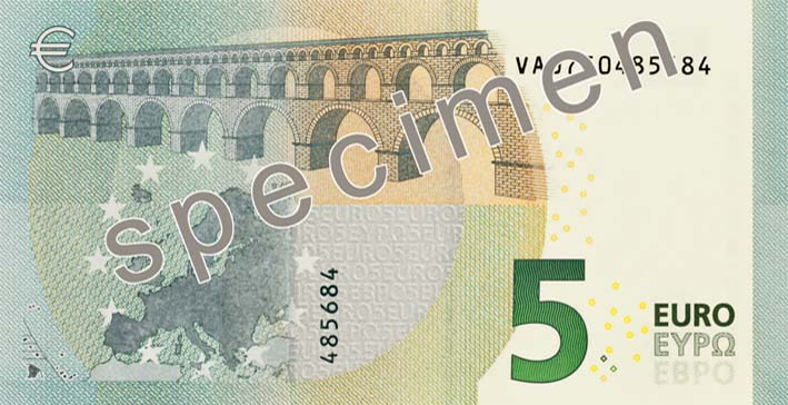 Fotografia banknotu o nominale pięciu euro. W lewym górnym rogu znajduje się symbol waluty. Oznaczenie nominału znajduje się na dole po prawej stronie, zaraz obok jest nazwa waluty. Na banknocie zamieszczono mapę Europy oraz ilustrację przedstawiającą akwedukt. W poprzez fotografii biegnie napis "specimen".