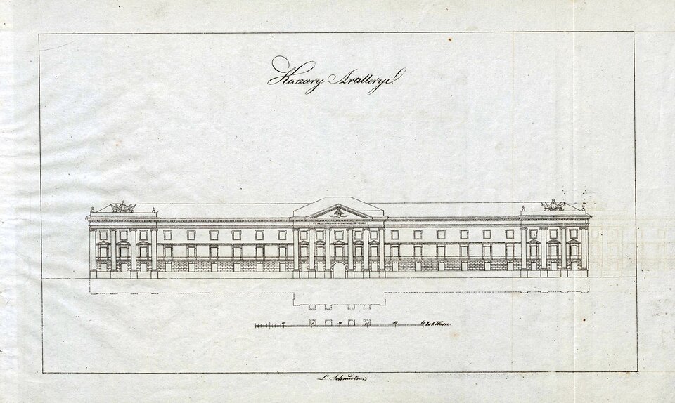 Rysunek przedstawia fasadę budynku koszar. Jest ona dwukondygnacyjna z wysokim, boniowanym podpiwniczeniem. Podzielona gzymsami i pilastrami w części środkowej i na rogach budowli. Brama wejściowa jest w części środkowej między rzędem sześciu pilastrów sięgających do dachu. Między pilastrami są obramowane okna z trójkątnymi naczółkami Część środkową, będącą portykiem, ozdabia tympanon na dachu budowli oraz grupy rzeźb na rogach budowli. 