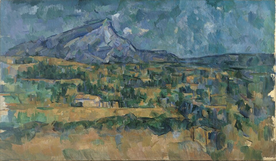 Ilustracja przedstawia obraz Cézanne’a „Góra Świętej Wiktorii”, powstały w latach 1902–1906, znajdujący się w zbiorach Metropolitan Museum of Art w Nowym Jorku. Obraz przedstawia rozległy pejzaż z dominującą sylwetą Góry Świętej Wiktorii w tle. Kompozycja jest zbudowana z wyraźnie zaznaczonych planów: w pierwszym pojawiają się fragmenty zabudowań, pola i drzewa, w środkowym rozciąga się pas zieleni i ochry, a w dalszym — monumentalny masyw góry. Cézanne nie dąży do realistycznego odtworzenia natury; zamiast tego konstruuje krajobraz z zestawień geometryzujących form i dużych, uporządkowanych plam barwnych. Poszczególne elementy są budowane za pomocą krótkich, nakładanych warstwowo pociągnięć pędzla, które tworzą charakterystyczną „mozaikową” strukturę. Kolorystyka jest stonowana, oparta na chłodnych błękitach i zieleniach oraz ciepłych odcieniach ochry, które harmonijnie przechodzą między sobą. Światło nie jest przedstawione poprzez ostre kontrasty, lecz poprzez subtelne różnicowanie tonów — dzięki temu bryły drzew, pól i góry zyskują konstrukcyjny, stabilny charakter. Całość sprawia wrażenie przemyślanej, analitycznej budowy pejzażu, w którym każdy element jest częścią spójnej struktury.