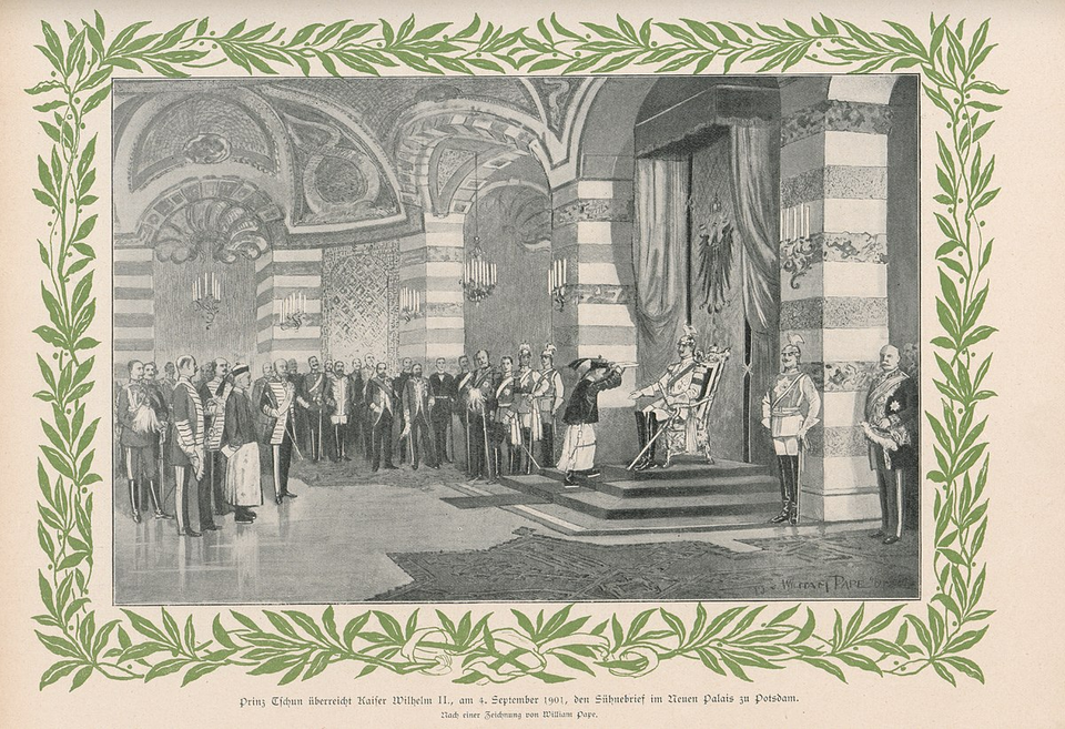 Ilustracja przedstawia ludzi. Z prawej strony na tronie siedzi mężczyzna. Stojący przed nim na schodach mężczyzna wręcza mu list. Z lewej strony znajduje się tłum ludzi głównie w mundurach. Wszyscy są w pomieszczeniu o wysokim suficie. Ściany są bogato zdobione i posiadają kolumny. Pod jedną z kolumn stoją strażnicy. Ilustracja jest otoczona obramowaniem złożonym z zielonych liści.