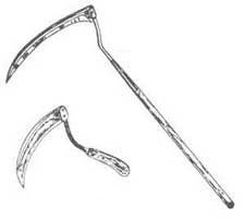 Ilustracja przedstawia dwa ówczesne narzędzia rolnicze: kosę i sierp. Kosa składająca się z wygiętego ostrza zamocowanego na drzewcu, służyła do ścinania zbóż lub traw. Sierp to najstarsze z ręcznych narzędzi rolniczych, służące do prac żniwnych. Zbudowany jest z ostrza o mocno zakrzywionym kształcie, będącym fragmentem obwodu koła lub elipsy i drewnianej rękojeści. Część tnąca znajduje się na stronie wewnętrznej łuku. 