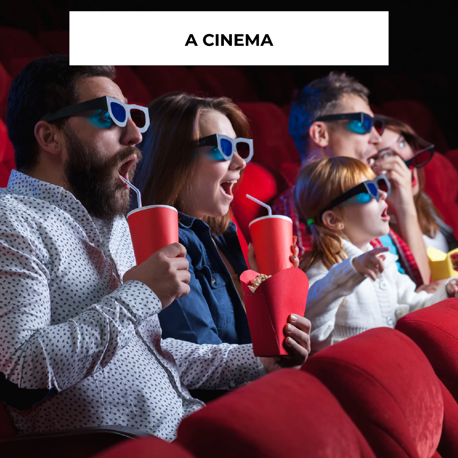 Zdjęcie przedstawia osoby siedzące w kinie. Mają założone okulary trzy de, trzymają w dłoniach kubki z napojami oraz popkorn. Widoczny napis  A CINEMA. 