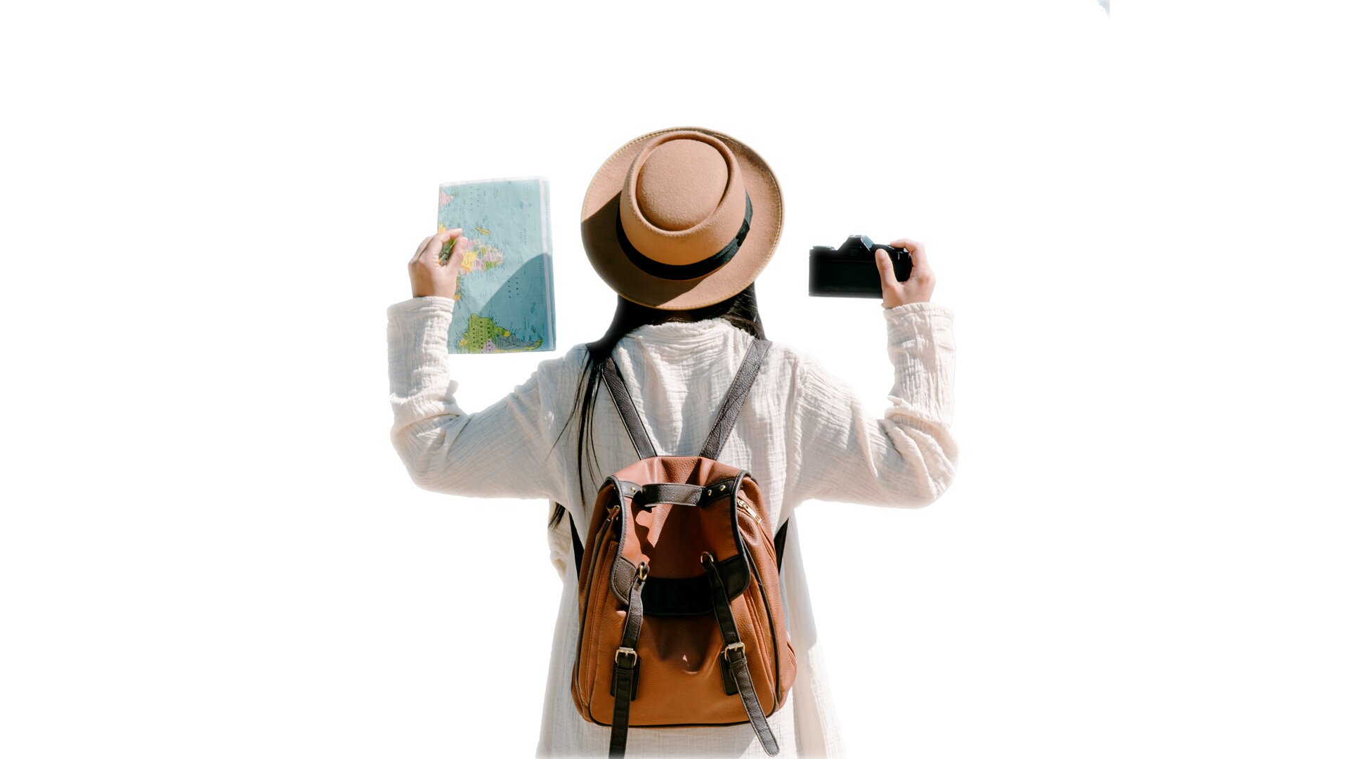 Na zdjęciu widać kobietę odwróconą plecami w białej bluzce, w kremowym kapeluszu i z żółtym plecakiem turystycznym na plecach. Ma uniesione ręce. W lewej trzyma mapę, a w prawej aparat fotograficzny.