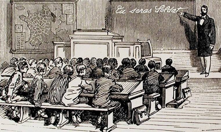 Ilustracja przedstawia salę lekcyjną. Przy kilku rzędach ławek siedzą uczniowie. Naprzeciwko wisi tablica, przy której stoi nauczyciel. Wskazuje on ręką na napisany na tablicy napis w języku francuskim. Pod tablicą stoi nauczycielski pulpit na podwyższeniu. Po lewej stronie na ścianie wisi mapa Francji z zakreśloną czarnym kolorem Alzacją i Lotaryngią.