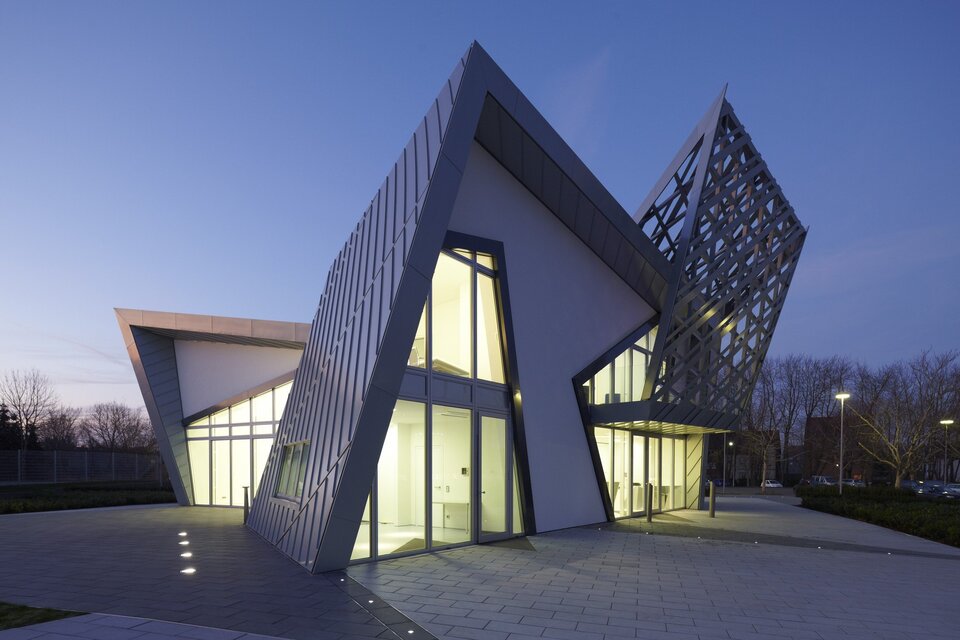 Dom The Villa to dynamiczna, ostra bryła. Przeszklenia i stalowe konstrukcje stanowią dużą część budynku.