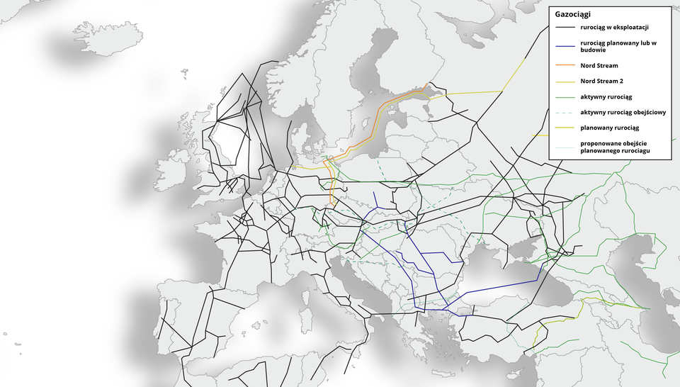 Mapa przedstawia rozbudowaną sieć gazociągów przebiegających przez Europę, łączących główne kierunki dostaw gazu z Rosji, Norwegii, Afryki Północnej i regionu Morza Kaspijskiego z państwami europejskimi. Na mapie zaznaczone są zarówno gazociągi działające, jak i planowane oraz proponowane. Najgęstsza sieć rurociągów znajduje się w Europie Środkowej i Zachodniej, gdzie krzyżują się główne szlaki transportu gazu.
Widoczne są kluczowe magistrale, takie jak Nord Stream i Nord Stream 2, biegnące po dnie Morza Bałtyckiego z Rosji do Niemiec. Zaznaczono także gazociągi omijające Ukrainę oraz te prowadzące przez Białoruś i Polskę (m.in. gazociąg jamalski). W południowej części kontynentu mapa pokazuje połączenia z regionu Morza Kaspijskiego oraz planowane trasy gazociągów z Turcji i Grecji w kierunku Europy Południowej.
