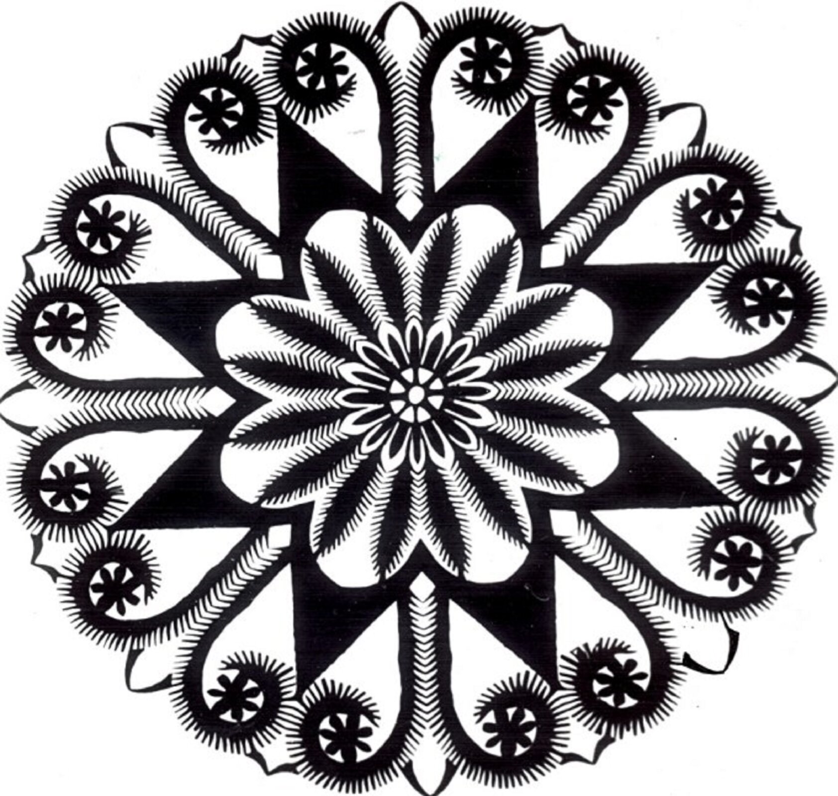 Ilustracja przedstawia wycinankę lubelską. Jest to wzór oparty na kole w czarnym kolorze. Środek to kwiat o wielu płatkach wpisany w gwiazdę o ośmiu wierzchołkach. Przestrzeń między ramionami gwiazdy wypełnia wzór przypominający wodę tryskającą z fontanny.