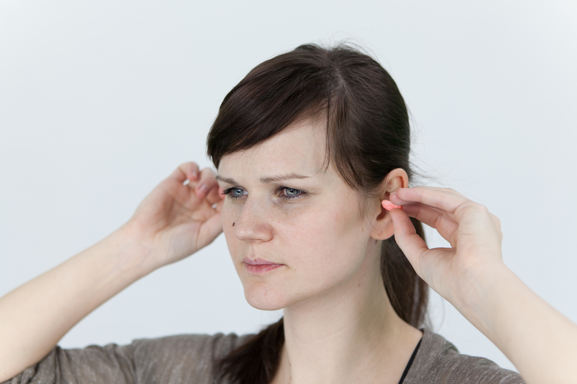 Zdjęcie ukazujące człowieka ze stoperami w uszach.