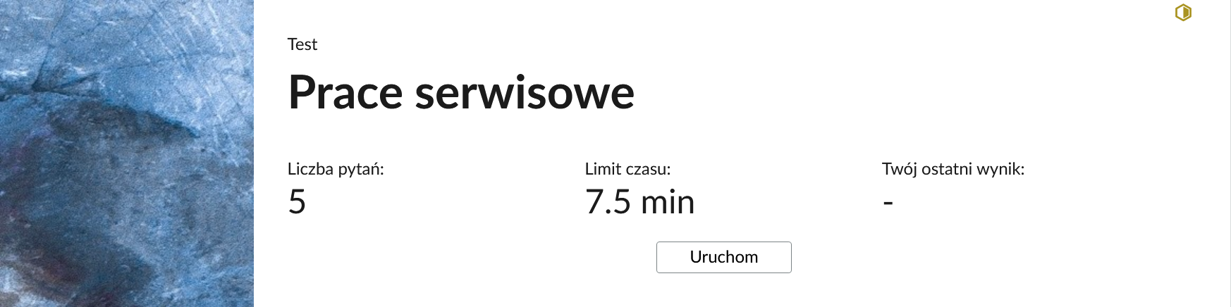 Grafika przedstawia przykładowy wygląd panelu testu. Składa się on z tytułu testu: "Prace serwisowe", informacji o liczbie pytań, czasie, w którym należy rozwiązać test, oraz o ostatnim uzyskanym wyniku. Poniżej widać przycisk "Uruchom".