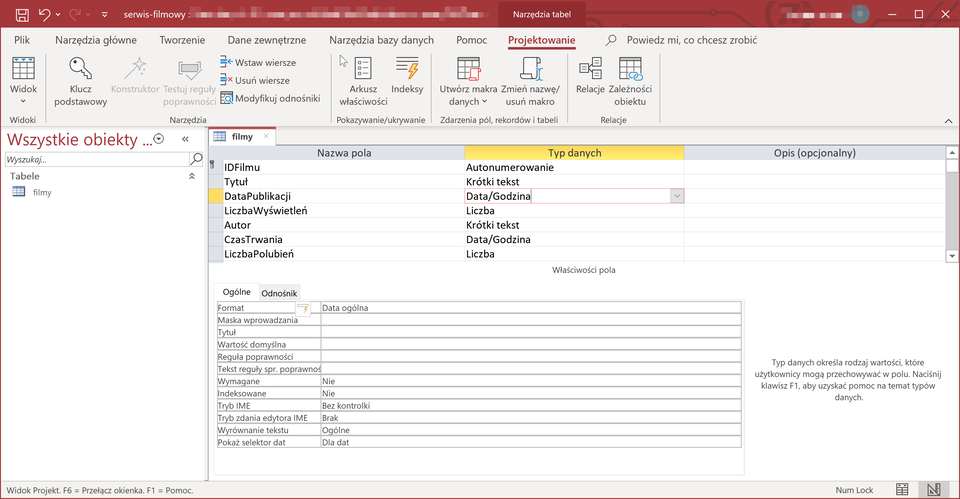 Zrzut ekranu przedstawia strukturę tabeli: filmy w programie Microsoft Access. 
Po lewej stronie okna znajduje się lista obiektów bazy, w której widoczna jest tylko jedna tabela o nazwie „filmy”. W głównym oknie, w trybie projektu, wyświetlana jest struktura tabeli: pola zdefiniowane jako IDFilmu (autonumerowanie), Tytuł (krótki tekst), DataPublikacji (data/godzina), LiczbaWyświetleń (liczba), Autor (krótki tekst), CzasTrwania (data/godzina) oraz LiczbaPolubień (liczba). Niżej widoczne są szczegółowe właściwości aktywnego pola, gdzie można ustawić format, maskę wprowadzania, wartości domyślne i inne opcje. U góry znajduje się wstążka z zakładkami menu programu oraz narzędziami baz danych, m.in. do dodawania wierszy, indeksów czy tworzenia relacji. 