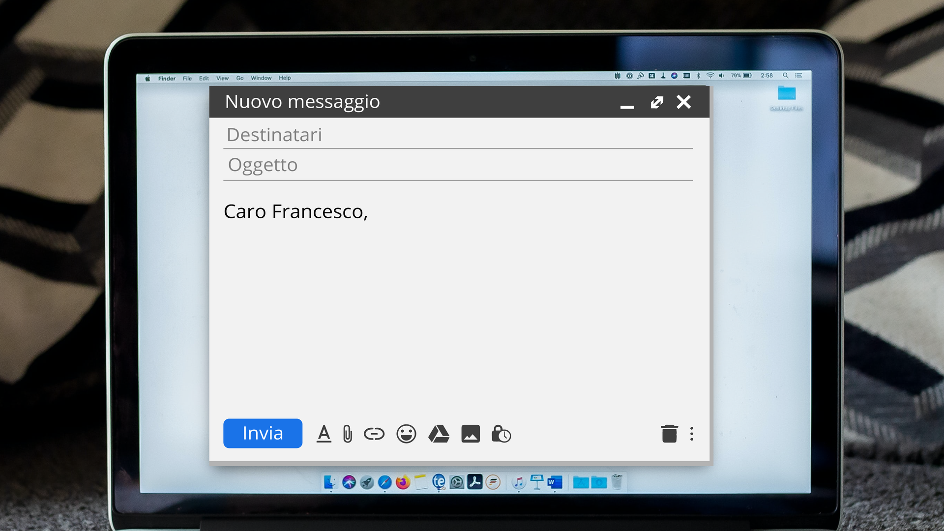 Zdjęcie przedstawia ekran laptopa, na którym widoczne jest okno z mailem rozpoczynającym się słowami: "Caro Francesco..."