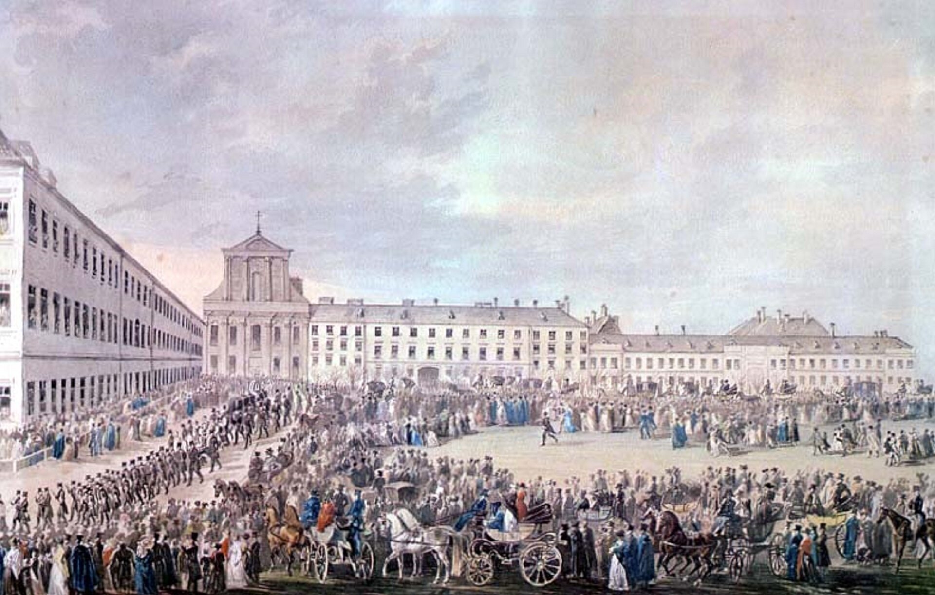 Ilustracja przedstawia krajobraz z pogrzebu Beethovena. Zdjęcie jest w kolorach szarości i bieli, uchwycona została procesja pogrzebowa przed byłym Schwarzspanierkloster w Wiedniu. Tłumy ludzi, wojska i wozów z końmi.