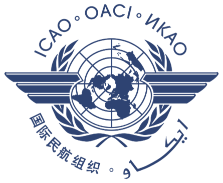 Grafika przedstawia Logo Organizacji Międzynarodowego Lotnictwa Cywilnego I C A O. Logo składa się z ilustracji przedstawiającej ziemię po bokach której znajdują się skrzydła. Wokół globu znajduje się wieniec z liści. Wokół ilustracji na okręgu zapisane zostały inicjały organizacji w różnych językach.