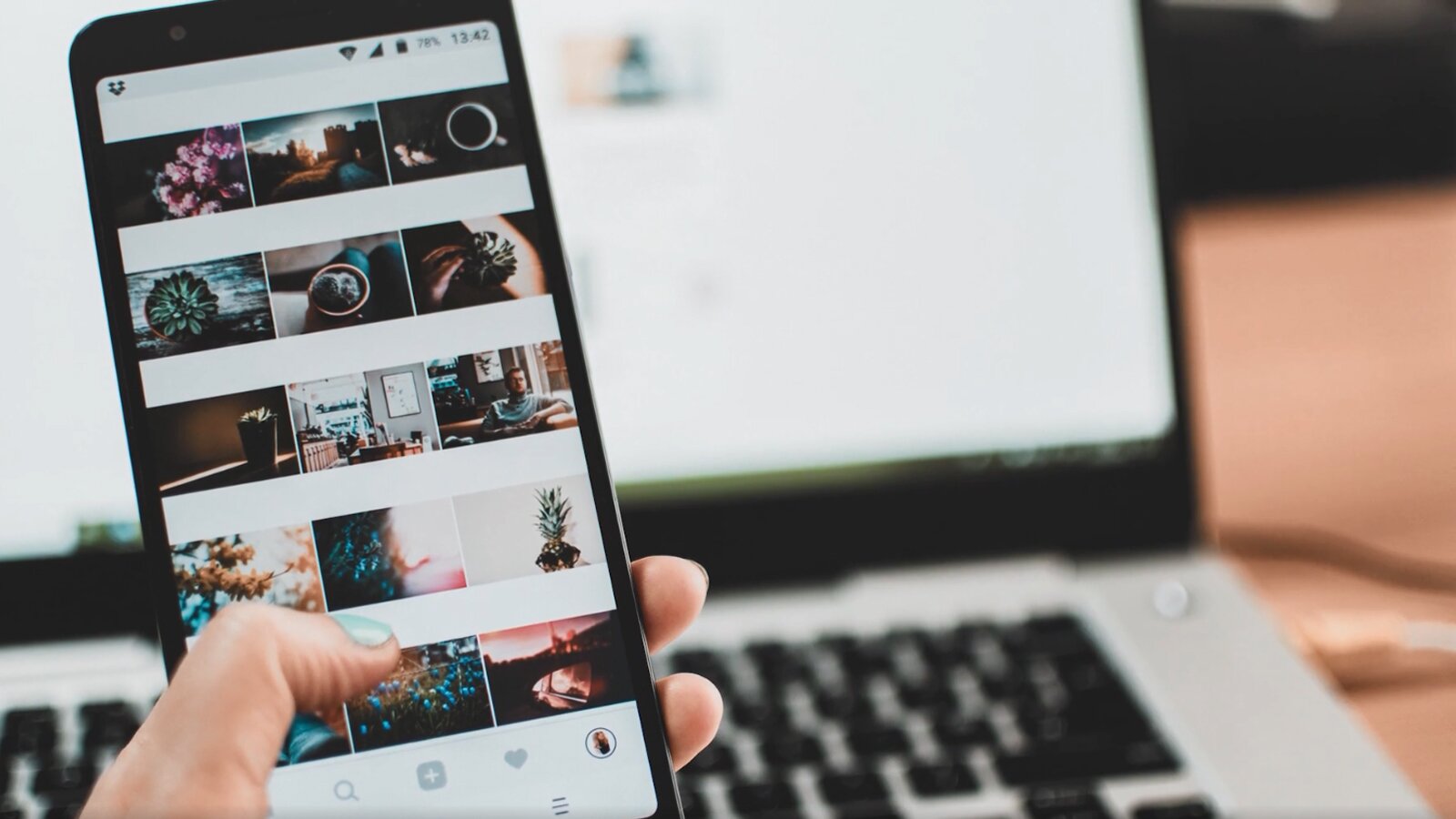   Mit einer Sprach‑App kannst du bequem überall und jederzeit mit einem Smartphone oder einem Tablet dein Deutsch trainieren. Mittlerweile gibt es unzählige Apps, die dir mit interaktivem Unterricht die Sprache näherbringen und dir so Freude am Lernen bereiten. Die Materialien können genau an deine Bedürfnisse angepasst werden.
2. Deutsch mit Apps trainieren
Mit einer Sprach‑App kannst du bequem überall und jederzeit mit einem Smartphone oder einem Tablet dein Deutsch trainieren. Mittlerweile gibt es unzählige Apps, die dir mit interaktivem Unterricht die Sprache näherbringen und dir so Freude am Lernen bereiten.
Opis: Na ilustracji widoczny jest smartfon trzymany w dłoni. Ekran jest aktywny, a na nim widoczna jest otwarta galeria zdjęć.
