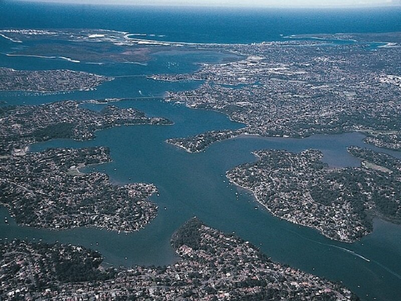 Zdjęcie przedstawia przykład wybrzeża riasowego - niewysokie wzniesienie nieznacznie wystają ponad poziom wody. Na każdym możliwym skrawku lądu zbudowane są rozległe zabudowania, pomiędzy kolejnymi fragmentami ziemi zbudowane są mosty.