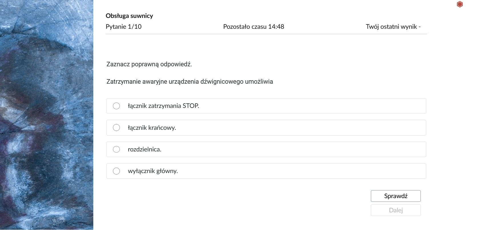 Grafika przedstawia przykładowe zadanie testowe. Ponad poleceniem widać numer pytania, czas, który pozostał na wypełnianie testu, oraz ostatni uzyskany wynik. Pod poleceniem znajdują się możliwe odpowiedzi. W prawym dolnym rogu panelu z zadaniem znajdują się dwa przyciski. Są to "Sprawdź" oraz "Dalej".