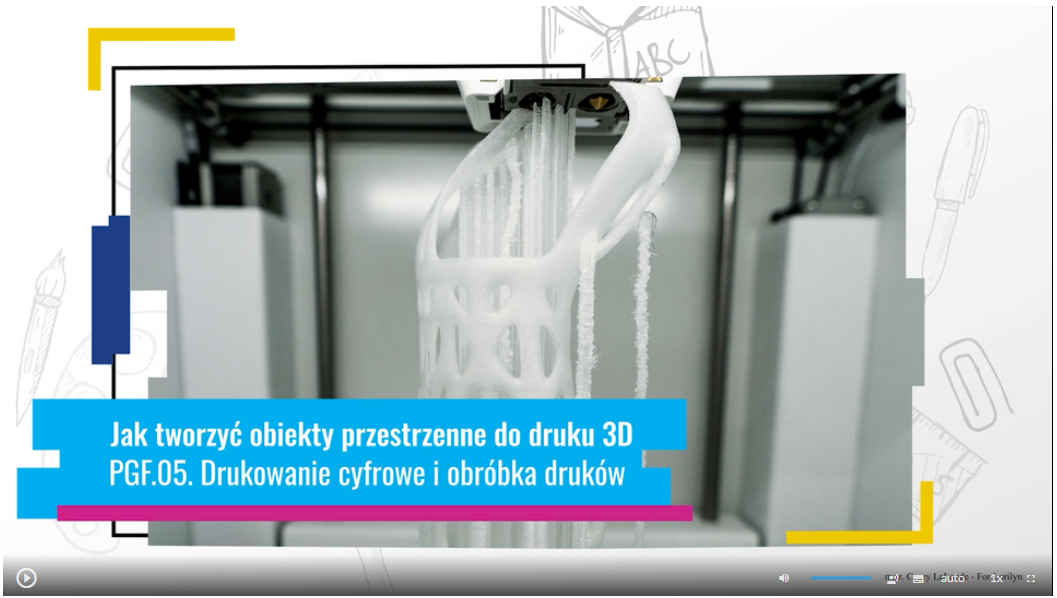 Grafika przedstawia widok ujęcia początkowego filmu instruktażowego zatytułowanego Jak tworzyć obiekty przestrzenne do druku 3D. Na grafice widać pasek sterowania filmem, który zawiera przycisk startu film, suwak głośności filmu, przycisk włączenia napisów, przycisk wyboru jakości odtwarzanego filmu, przycisk wyboru prędkości odtwarzania filmu oraz przycisk włączenia pełnego ekranu. 