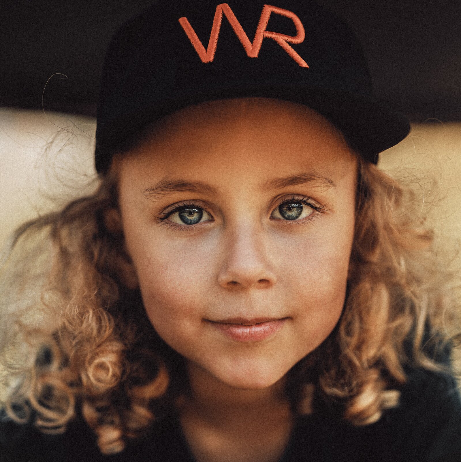 Ilustracja przedstawia dziewczynkę w czapce z daszkiem