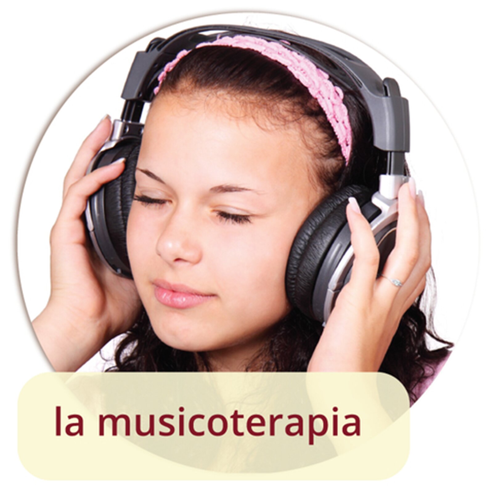 Na grafice widoczna jest dziewczyna słuchająca muzykę na słuchawkach. Dziewczyna ma zamknięte oczy i przyciska do uszu słuchawki. Pod zdjęciem znajduje się napis la musicoterapia.