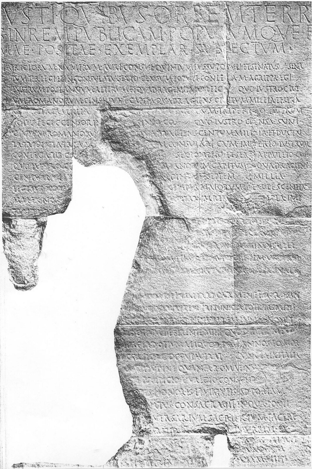 Ilustracja interaktywna przedstawia fragment autobiografii pierwszego cesarza rzymskiego Oktawiana Augusta - Monumentum Ancyranum, „Res Gestae Divi Augusti” („Czyny boskiego Augusta”), Oktawian August. Treść autobiografii została wykuta na ścianie świątyni w Ankyrze.