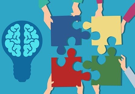 Zdjęcie przedstawia kolorowe puzle.