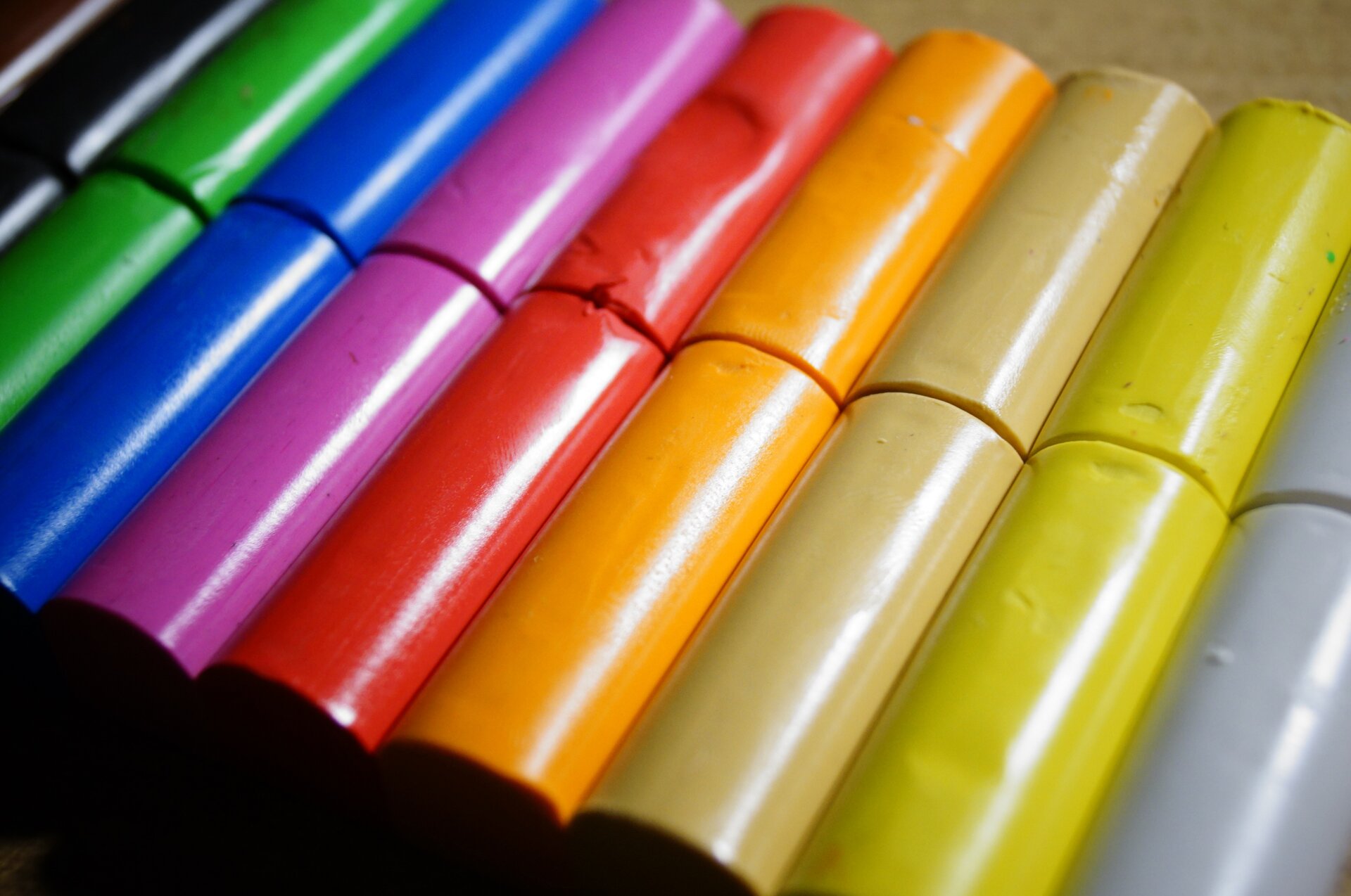 Ilustracja przedstawia kolorową plastelinę.