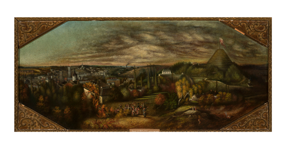 Ilustracja przedstawia panoramiczny pejzaż miejski. Na pierwszym planie, pośrodku idzie grupa osób. Postać prowadząca pochód wskazuje ręką niewielki dom stojący wśród brzóz. Na drugim planie znajduje się wąska ścieżka prowadząca do kopca zwieńczonego masztem z biało‑czerwoną flagą. Na obrazie umieszczono liczne miejskie zabudowania: kamienice i kościoły. W tle zachmurzone niebo.