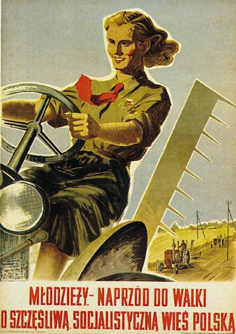 Plakat propagandowy. Na pierwszym planie znajduje się młoda kobieta w koszuli, czerwonym krawacie i spódnicy, prowadząca traktor i kosząca zboże. Na drugim planie znajdują się ludzie na traktorach jadący po polu. Napis na plakacie: Młodzieży - naprzód do walki o szczęśliwą i socjalistyczną wieś Polską.