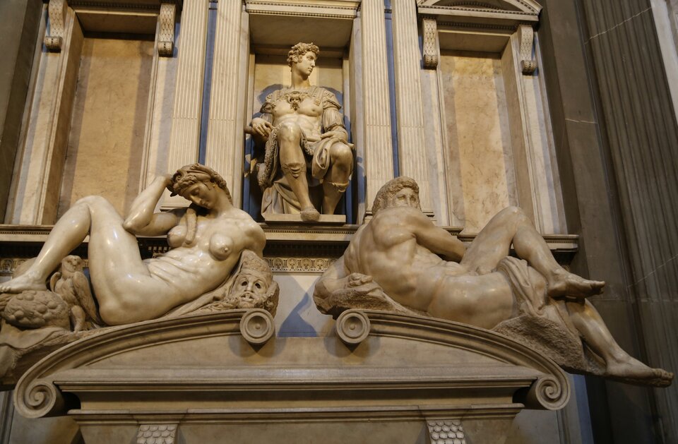 Zdjęcie przedstawia rzeźbę Michała Anioła Buonarottiego, Nagrobek Giuliana Medici (fragment „Dzień i Noc”). Dzieło przedstawia fragment nagrobka. Znajdują się na nim trzy postaci, z których jedna, ukazująca Giuliana siedzi, a dwie poniżej w pozycji półsiedzącej, usytuowane są symetrycznie, ale obrócone tyłem względem siebie. 