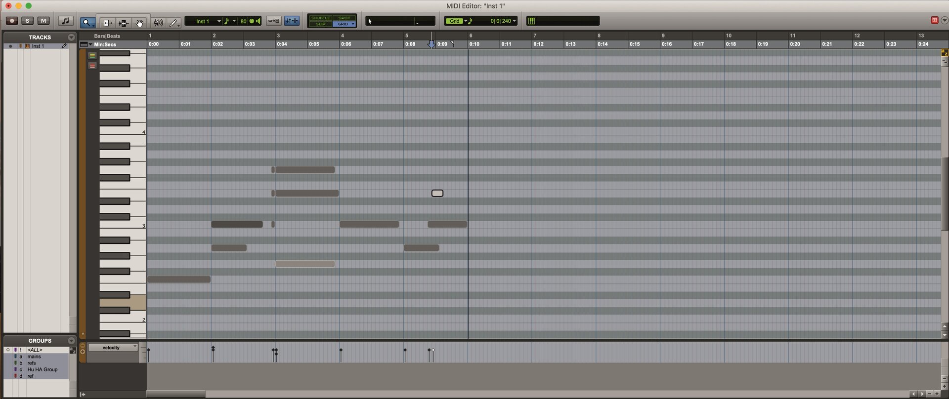 Na jasnoszarej stronie programu znajduje się kilka ciemnoszarych, poziomych linii. Po lewej stronie znajduje się biały, pionowy panel z czarnymi poziomymi paskami. W górnej części znajduje się belka z wieloma elementami funkcyjnymi w tym przyciskami i wyświetlaczami.