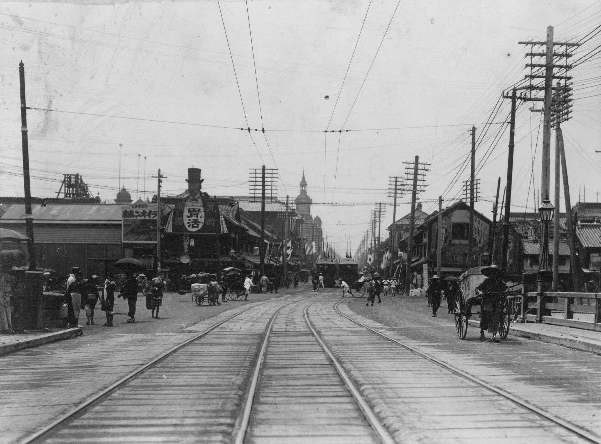 Fotografia przedstawia ulicę w Tokio w 1905 roku.
