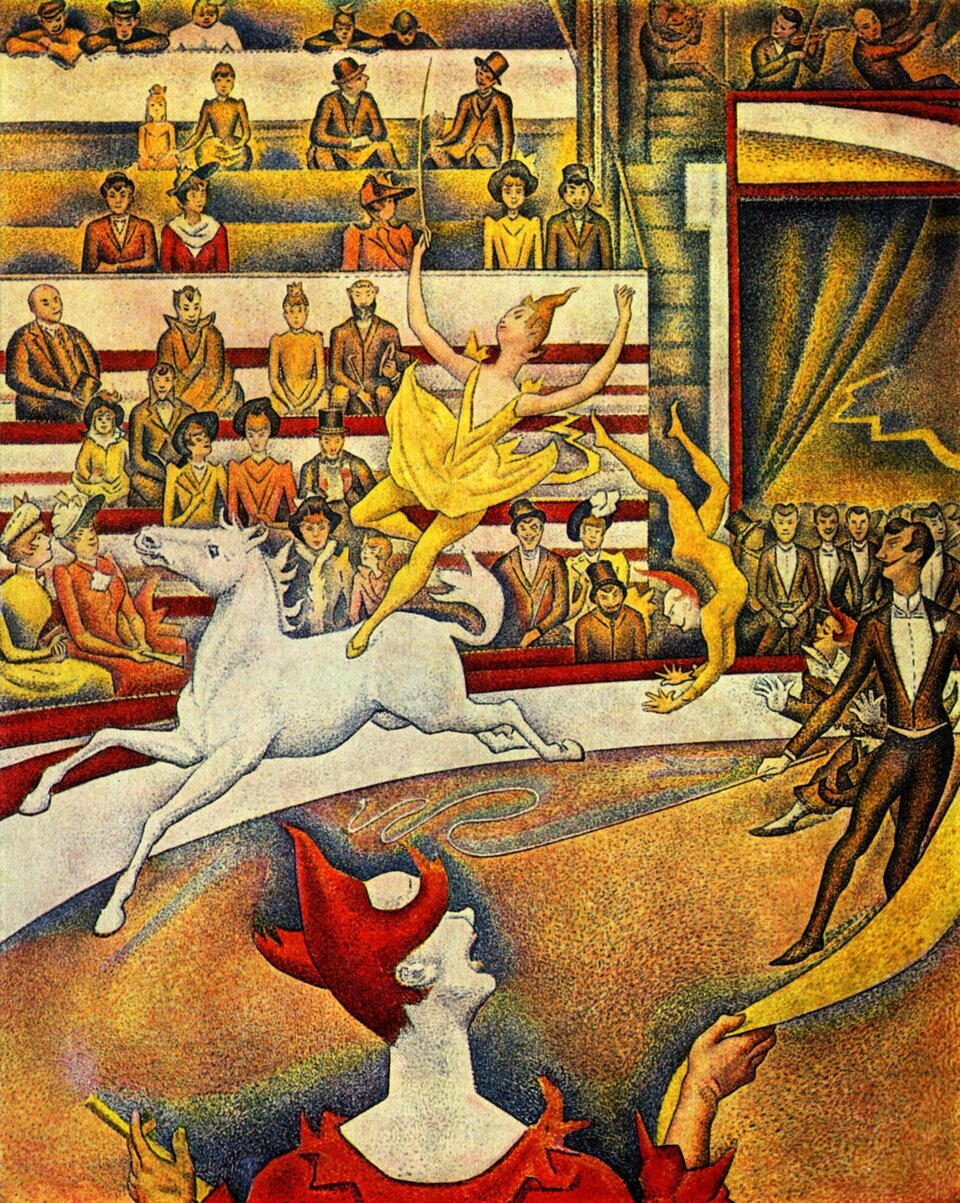 Ilustracja przedstawia obraz Georgesa Seurata pt. „Cyrk”. Widzimy pokaz sztuczek cyrkowych. Kobieta podskakuje na pędzącym koniu, którego batem popędza mężczyzna. Jeden z cyrkowców robi salta w powietrzu, drugi przygląda mu się i klaszcze. Na widowni siedzą ludzie, na balkonie gra orkiestra. Dzieło ma kompozycję dynamiczną, opartą na rytmicznym układzie postaci i zakrzywionych liniach prowadzących wzrok po arenie, a kolorystyka jest jasna, świetlista i zbudowana z czystych barw zestawianych w drobnych punktach, co tworzy efekt migotania. Technika pointylizmu sprawia, że powierzchnia obrazu drży optycznie, a światłocień powstaje nie przez klasyczny modelunek, lecz przez gęstość i kontrast punktów, które budują wrażenie lekkiej, rozproszonej jasności zamiast wyraźnych cieni.