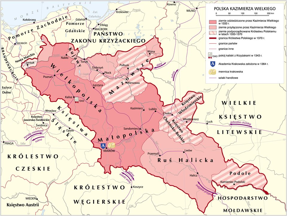 Mapa przedstawia Polskę za czasów Kazimierza Wielkiego. Tereny odziedziczone przez władcę w 1333 roku obejmowały obszar: na zachód od Poznania, dalej na wschód w stronę Nakła, na południe w stronę Łęczycy, na wschód w kierunku Kazimierza i Lublina, dalej na południe tereny pomiędzy Sandomierzem i Krakowem, a na zachodzie tereny pomiędzy Poznaniem a Krakowem z miastem Kalisz. Kazimierz w okresie swojego panowania przyłączył do odziedziczonych terenów: obszar Kujaw z miastami: Toruń, Dobrzyń i Płock, tereny na południowy - wschód od Pułtuska, na wschód od Wizny oraz Ruś Halicką z ośrodkami w Przemyślu, Lwowie i Haliczu, a także tereny na północny zachód od Nakła. Ziemie podporządkowane Królestwu Polskiemu w latach 1333‑1370 to: tereny Mazowsza (na północ i wschód od Pułtuska, na wschód, zachód i południe od Warszawy), Księstwo Chełmsko‑Bełskie z miastem Chełm, Księstwo Włodzimierskie z miastem Włodzimierz, Podole z miastem Kamieniec Podolski. Ostatecznie granice Królestwa Polskiego w 1370 roku rozciągały się: na południe od granic Pomorza Zachodniego, Państwa Zakonu Krzyżackiego z Pomorzem Gdańskim, dalej na wschód do granic Wielkiego Księstwa Litewskiego, na południu do granic Hospodarstwa Mołdawskiego i Królestwa Węgierskiego, na zachodzie do granic Królestwa Czeskiego i Księstwa Śląskiego z miastami Wrocław i Opole, obok było jeszcze Księstwo Jaworsko‑Świdnickie oraz granic Brandenburgii i Nowej Marchii. Na mapie uwidoczniono również: pokój kaliski z Krzyżakami w 1343 roku, założenie Akademii Krakowskiej w 1364 roku i mennice krakowską. Mapa pokazuje również ówczesne szlaki handlowe oraz towary które przewożono: z terenów Królestwa Polskiego na wschód, zachód i południe wywożono sukno, a do Królestwa Polskiego przywożono: skóry i jedwabie chińskie z terenów Wielkiego Księstwa Litewskiego, indyjskie przyprawy z Hospodarstwa Mołdawskiego przez Ruś Halicką, miedź i wino z Królestwa Węgier oraz wyroby metalowe z Królestwa Czeskiego. Głównymi ośrodkami handlowymi na terenie Polski były: Santok, Poznań, Toruń, Płock, Łęczyca, Kalisz, Lublin, Sandomierz, Kraków, Przemyśl, Lwów, Halicz, Chełm i Włodzimierz.       