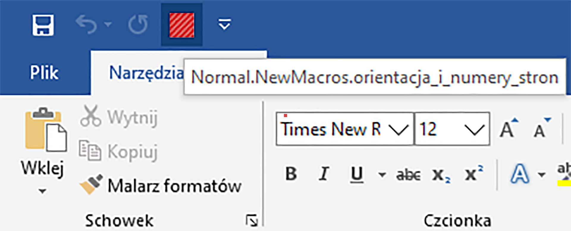 Zrzut ekranu przedstawia program Microsoft Word.  W lewym górnym rogu programu znajduje się symbol stworzonego makro.  Po najechaniu na niego myszką wyświetla się nazwa stworzonego makra.