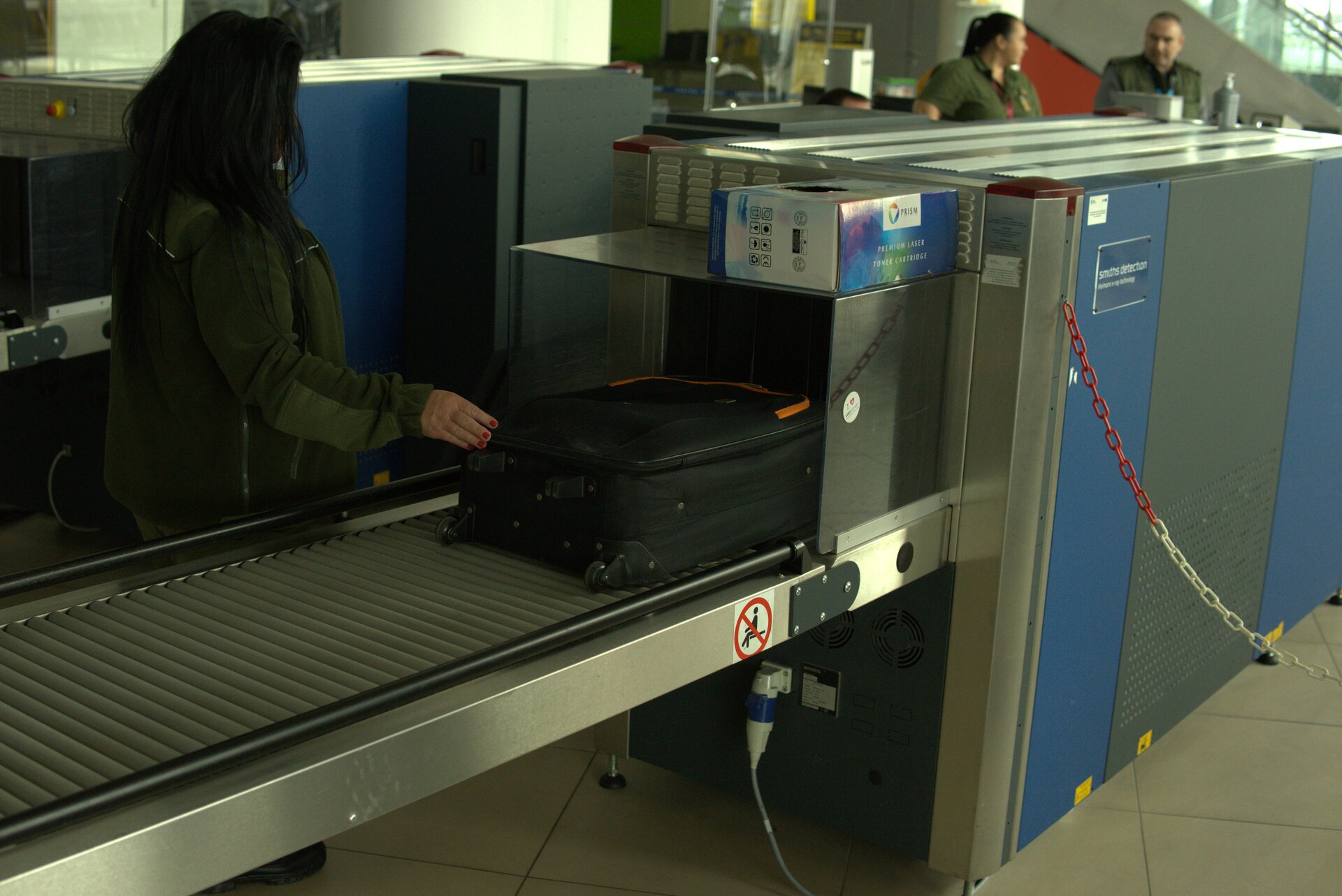 Kontrola bagażu podręcznego za pomocą X‑ray, czyli urządzenia służącego do prześwietlania bagażu.