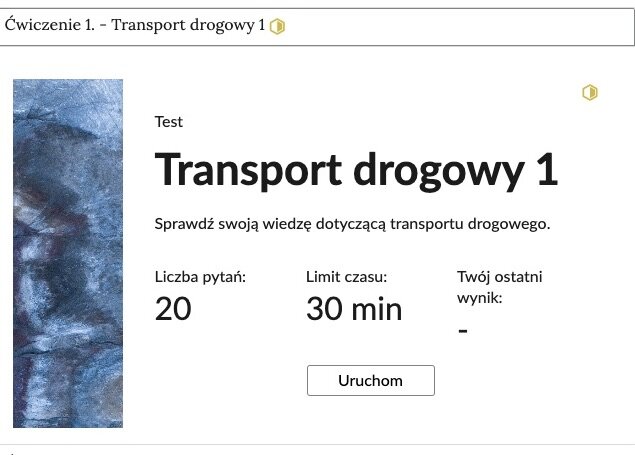 Zrzut ekranu przedstawia przykładowy wygląd planszy początkowej testu. Na górze widać zakładkę ćwiczenia pierwszego która została rozwinięta. Plansza testu posiada ozdobny prostokąt z lewej strony, na jej środku znajduje się tytuł testu, poniżej jest podtytuł oraz liczba pytań, limit czasu i ostatnio uzyskany wynik. Pod tym wszystkim znajdue się przycisk uruchom.