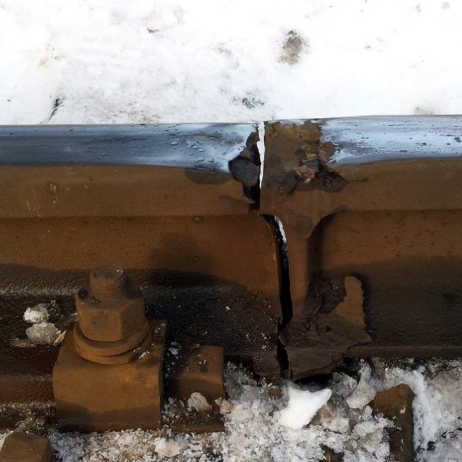 Ilustracja przedstawia tor bezstykowy na którym widoczne jest pęknięcie spawu. Pękniecie ma miejsce na całej powierzchni spawu. 