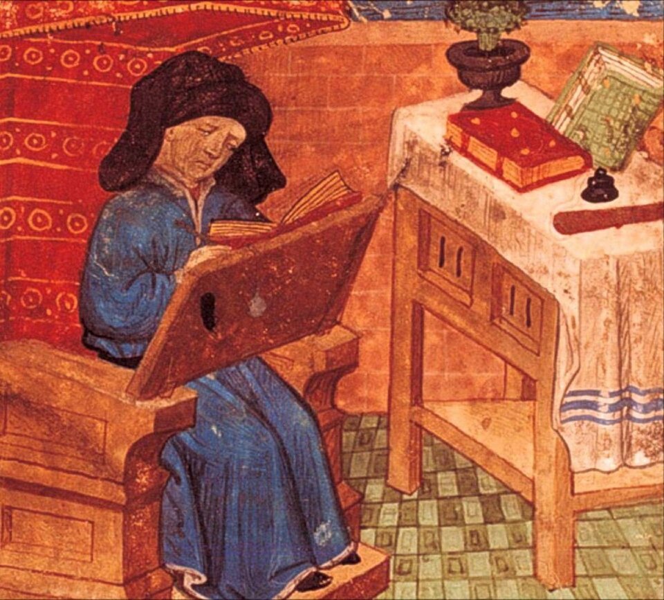 Ilustracja przedstawia: Guillaum de Machaut. Postać czyta książkę siedząc na drewnianej ławie. Obok znajduje się niewielki, drewniany mebel okryty obrusem, na którym znajdują się książki i donica z kwiatem. Mężczyzna ubrany jest w niebieskie szaty i ma brązowy turban zawinięty na głowie.