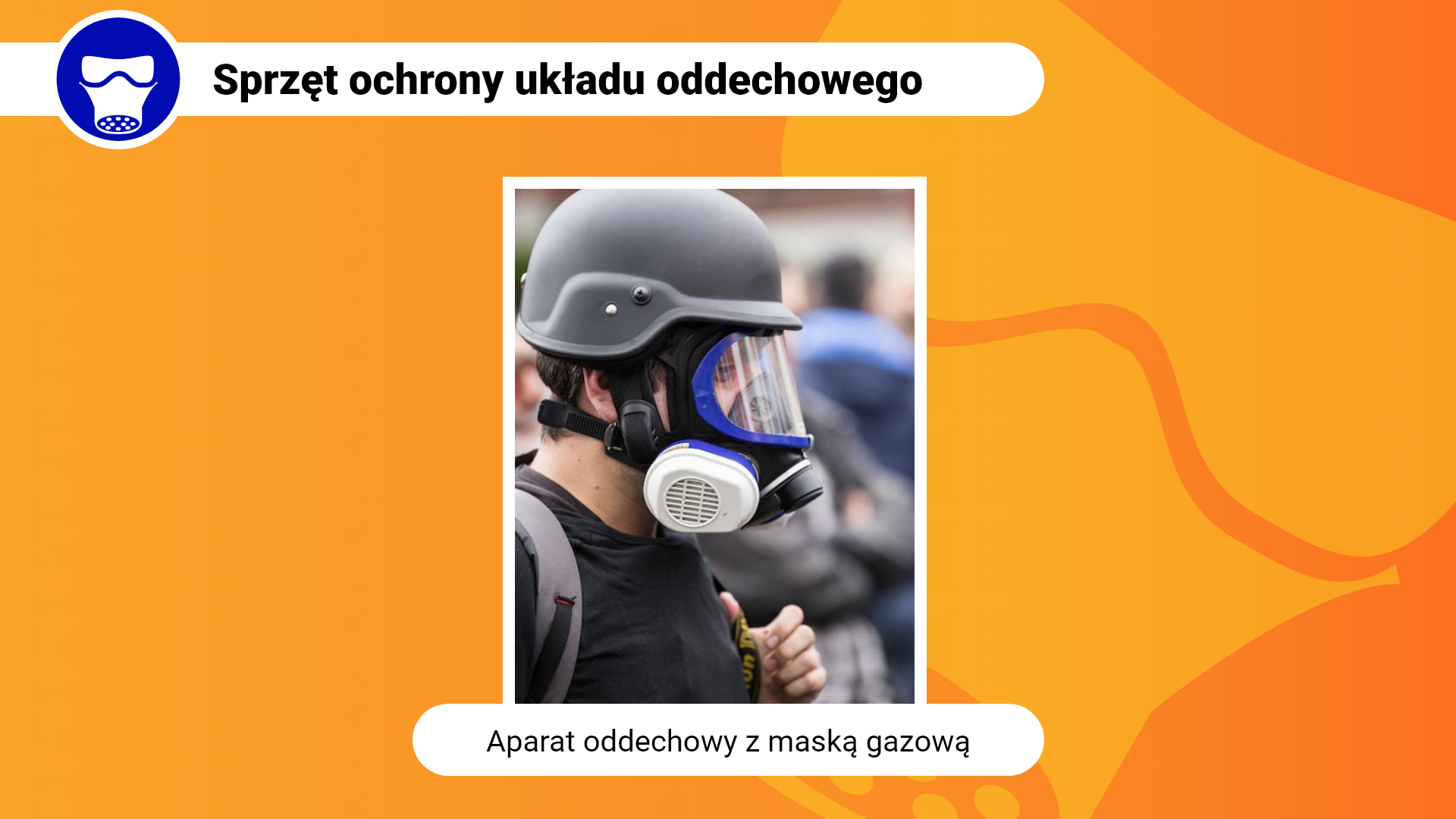 Zdjęcie w ramce z podpisem: aparat oddechowy z maską gazową. Przedstawia zbliżenie na mężczyznę w kasku i masce gazowej. Maska posiada filtry, obudowę z paskami mocującymi na głowę oraz przezroczystą część na oczy.