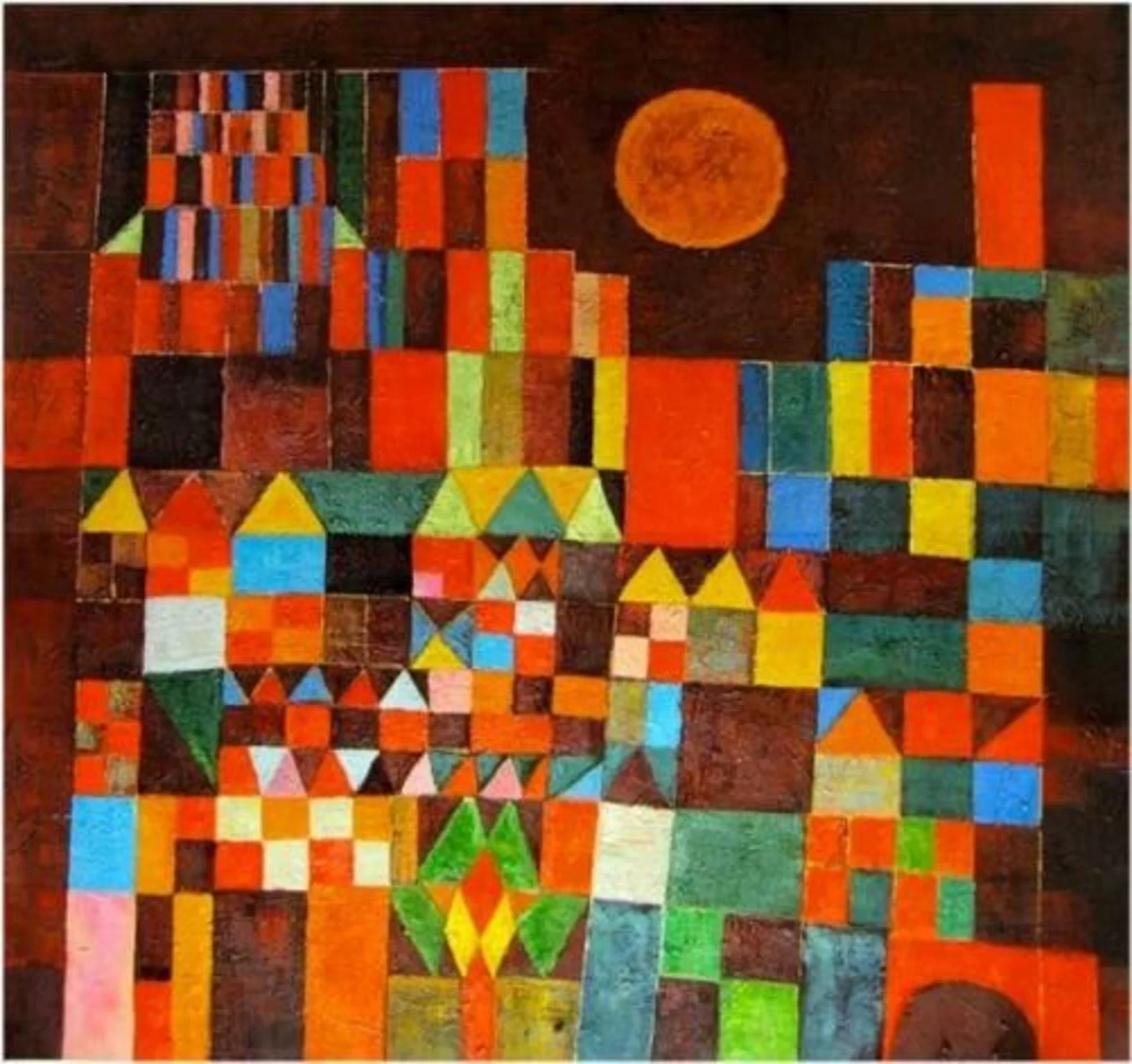 Ilustracja przedstawia obraz olejny „Zamek i słońce”, autorstwa Paul Klee. W namalowanej przez artystę kompozycji miesza się abstrakcja z malarstwem figuratywnym – jest to charakterystyczne dla jego twórczości. Płótno pokryte jest geometrycznymi, drobnymi kształtami prostokątów, trójkątów i rąbów o nasyconych barwach, które tworzą skomplikowaną sieć, połączonych w jedną bryłę budynków. Nad nimi, na brązowym tle unosi się pomarańczowy okrąg słońca. Otwarta kompozycja utrzymana jest w szerokiej gamie barw z dominantą brązów i ciepłych kolorów.