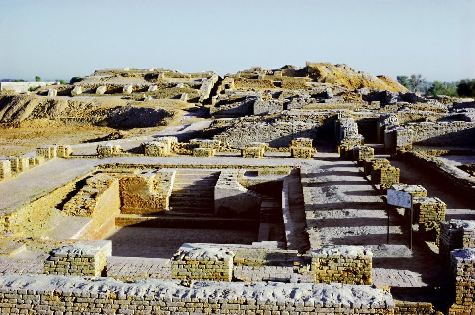 Zdjęcie przedstawia ruiny starożytnego basenu. Znajdują się tu schody prowadzące do jego wnętrza, na na brzegach basenu pozostałości kolumn.