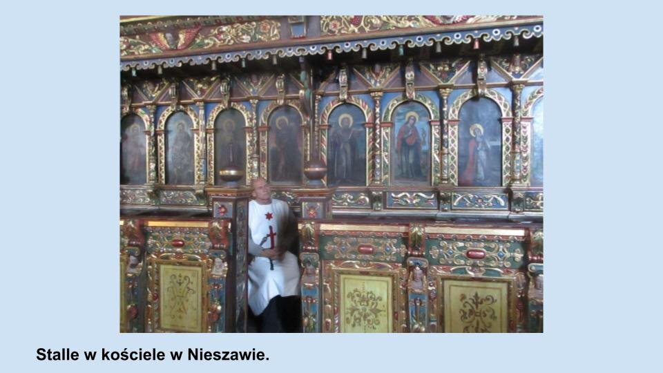 Ilustracja przedstawia Stelle w kościele w Nieszawie. Drewniane, długie, bogato zdobione ławki. Z tyłu, na oparciach widoczny jest rząd siedmiu ikon świętych naokoło ozdobione złoto niebiesko brązowymi ornamentami. W ławie siedzi mężczyzna w białej szacie z czerwonym symbolem miecza i sześcioramiennej gwiazdy. 