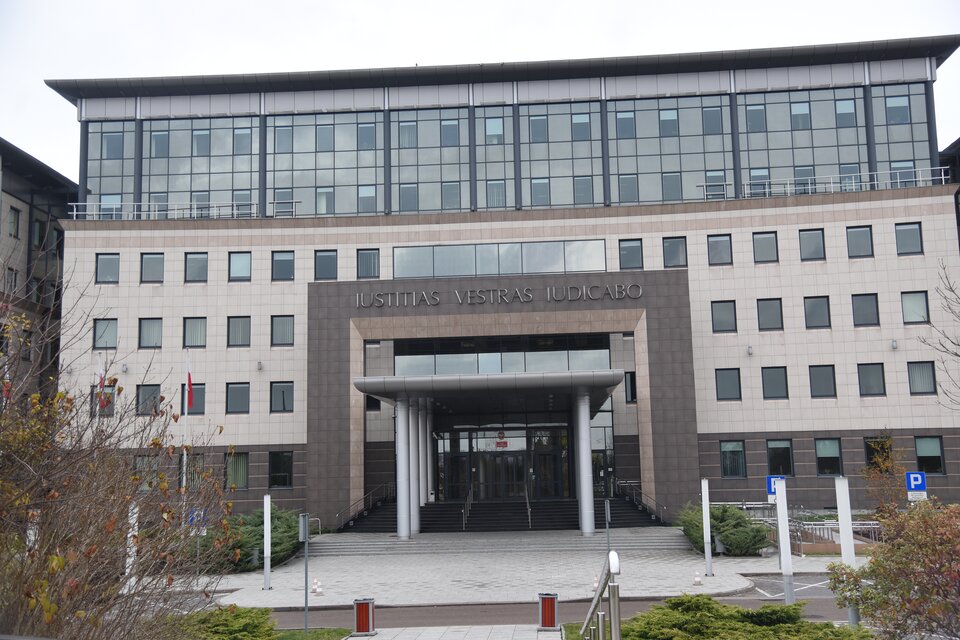 Zdjęcie przedstawia duży, pięciopiętrowy gmach. Nad jego wejściem widnieje napis Iustitias vestras iudicabo.