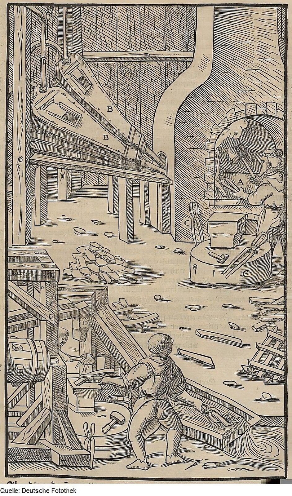 Na rycinie widoczny miech do wdmuchiwania powietrza do pieca fryszerskiego. Przekuwane żelazo z wypływającej z pieca surówki formuje ostatecznie kowal szczypcami w pożądany kształt. w dolnym rogu dwóch mężczyzn wykuwa metalowe pręty, trzymając szczypcami. Jeden z nich studzi je w spływającej z drewnianego koryta wody.