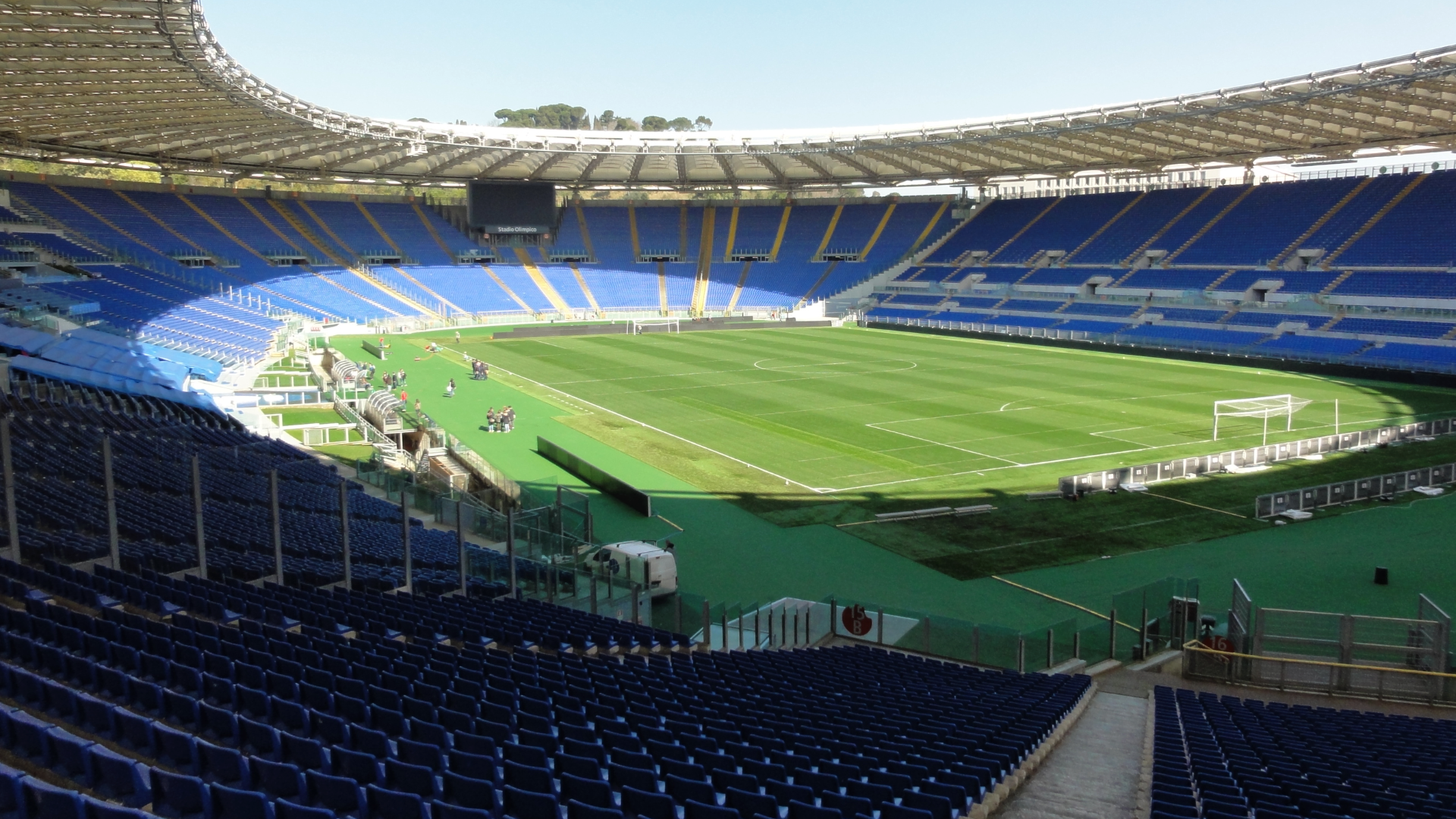 Zdjęcie przedstawia stadion olimpijski w Rzymie. Stadion jest pusty, nie ma kibiców.