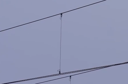 Zdjęcie przedstawia wieszak. Jest to prosty kawałek przewodu zawieszający przewód jezdny pod liną nośną.